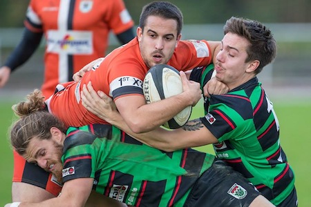 Fand mit zunehmender Spieldauer besser ins Spiel: RGH-Gedrängehalb Christoph Ueberle hatte es oftmals mit 2 Gegnern zu tun (Foto: Jürgen Kessler Sportfotografie)